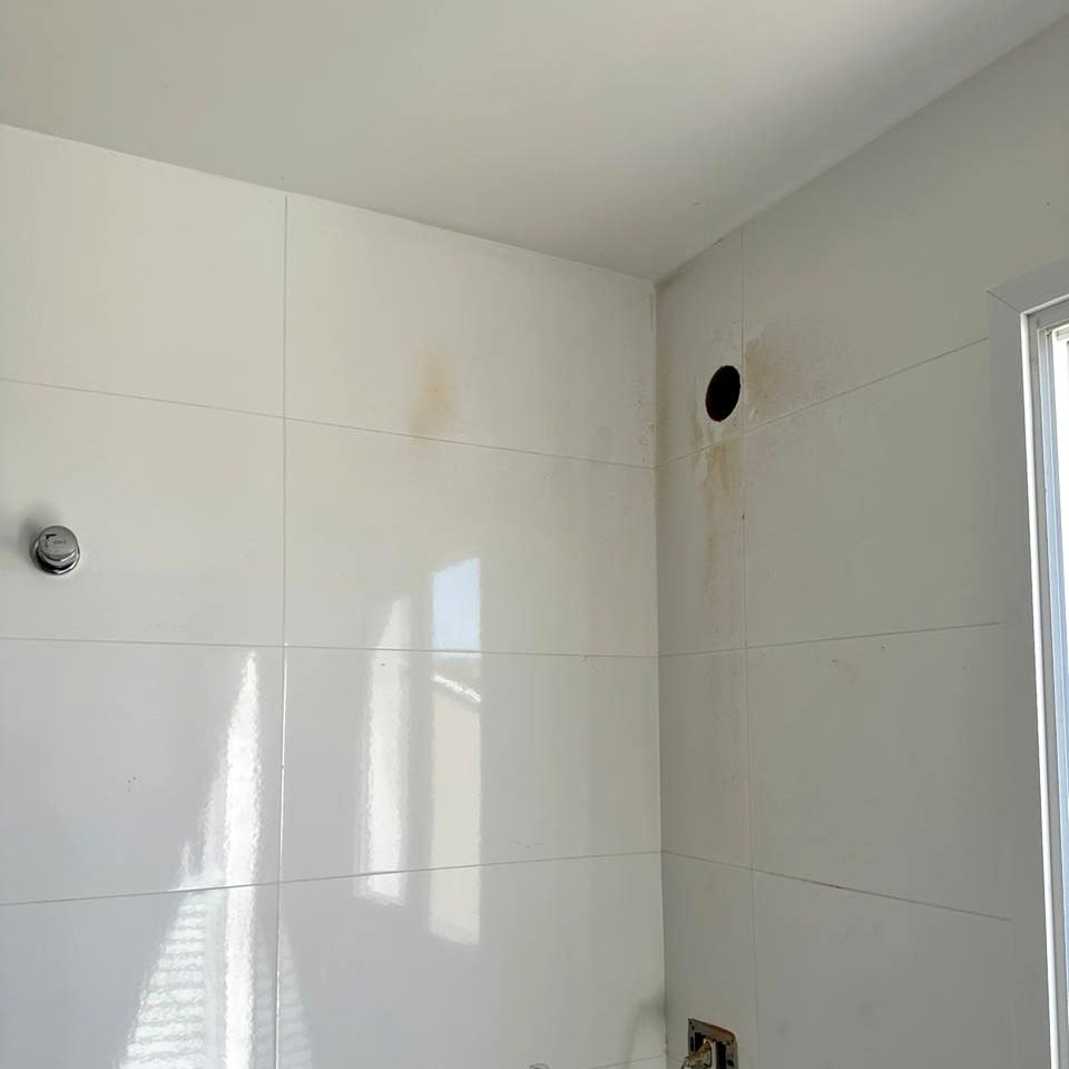 Parede preparada para instalação de aquecedor